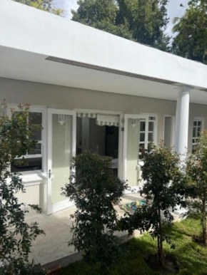 Two on Milner - OAK TREE COTTAGE - Stylish open-plan Guesthouse in Rondebosch